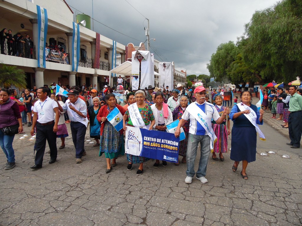 Personas de la tercera edad celebran fiestas patrias en Parramos. (Foto Prensa Libre: José Rosales).