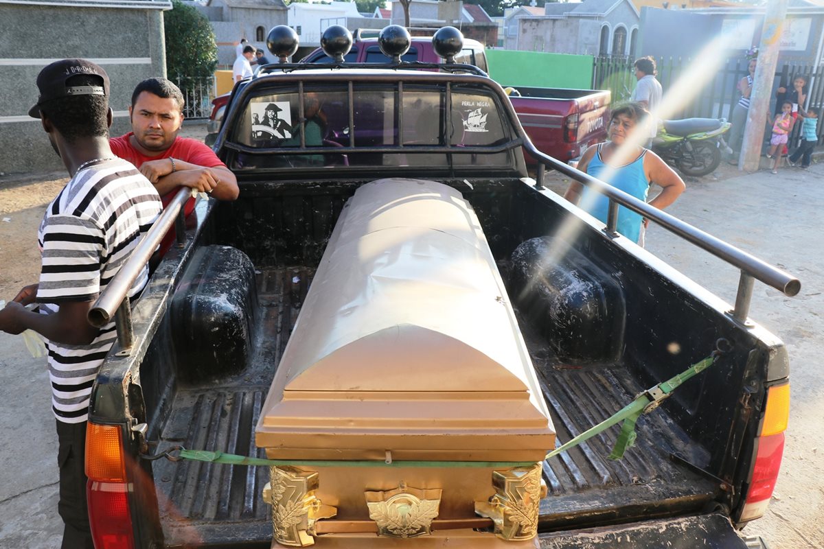 Familiares sacan el cadáver del niño de 10 años del hospital de Chiquimula. (Foto Prensa Libre: Mario Morales)