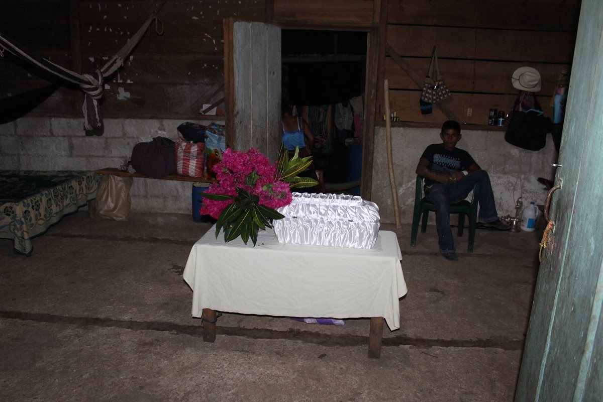 Un familiar observa el ataúd del bebé que murió, supuestamente, por negligencia médica en el Hospital Distrital de Poptún, Petén. (Foto Prensa Libre: Walfredo Obando)