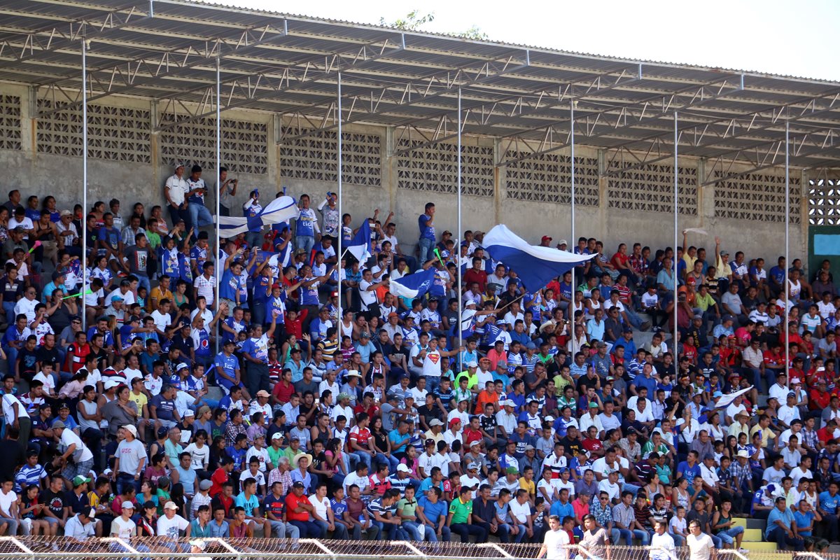 Miles de aficionados se hicieron presentes en el estadio Israel Barrios para ver el juego Suchi contra los rojos. (Foto Prensa Libre: Carlos Ventura).
