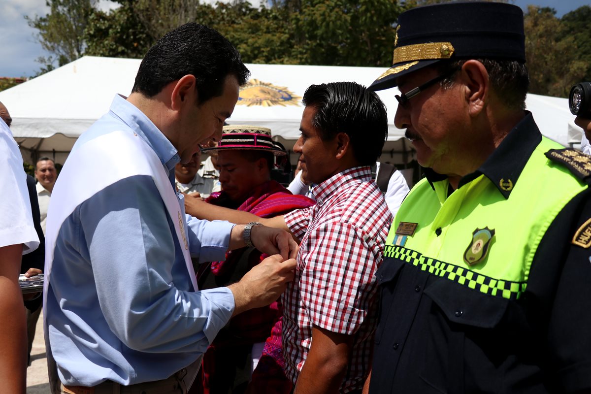 El presidente Jimmy Morales juramentó a los integrantes de las juntas de prevención de la violencia y el delito de Huehuetenango. (Foto Prensa Libre: Mike Castillo)