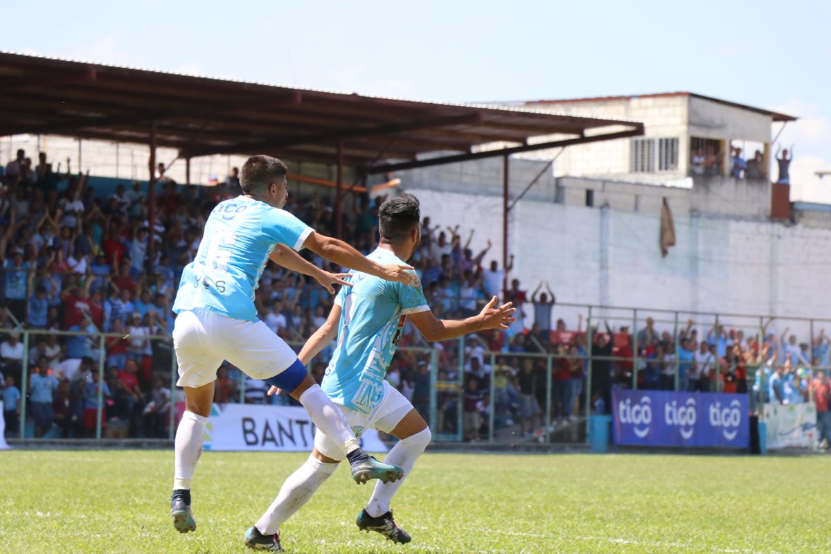 Néstor Jucup y Benedicto Aldana festejan la anotación de Sanarate. (Foto Prensa Libre: Hugo Oliva)