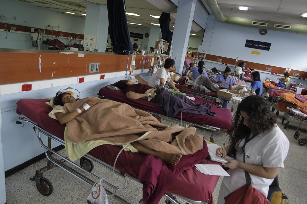 En hospitales públicos, los pacientes son atendidos en consulta pero deben costear las medicinas. (Foto Prensa Libre: Hemeroteca PL)