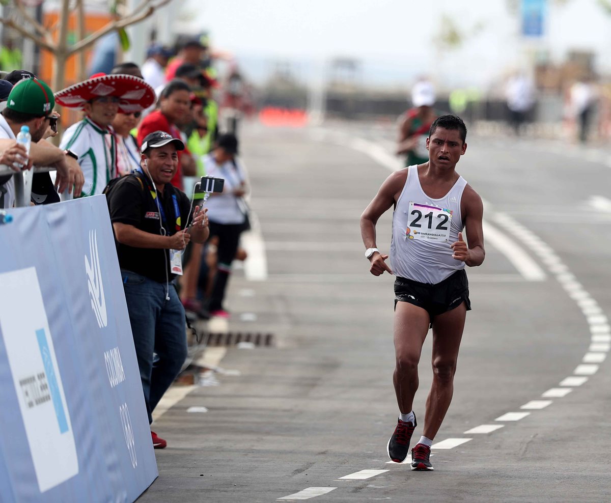 Èrick Barrondo sube al podio en Barranquilla 2018 al ganar la medalla de bronce en 20 kilómetros marcha. (Foto Prensa Libre: Carlos Vicente)