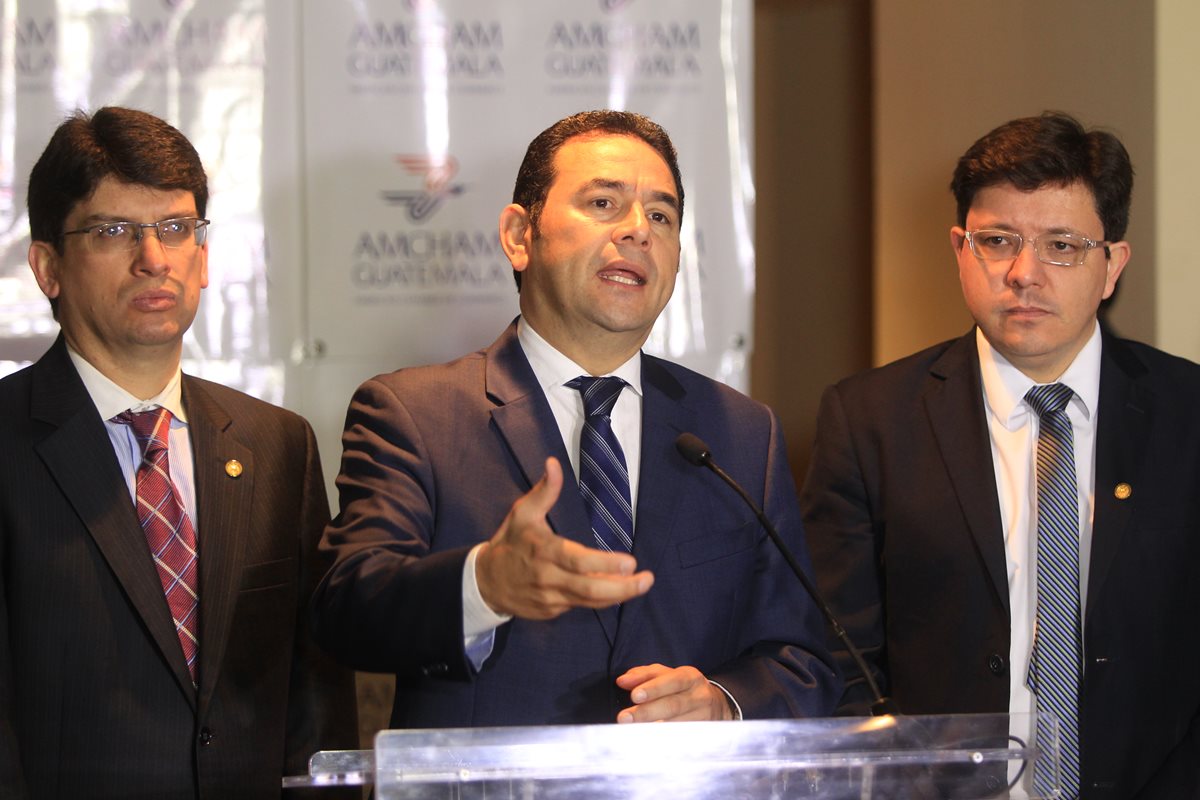 El presidente Jimmy Morales explica la prioridad que se le dará al Plan para la Prosperidad. (Foto Prensa Libre: Esbin García)