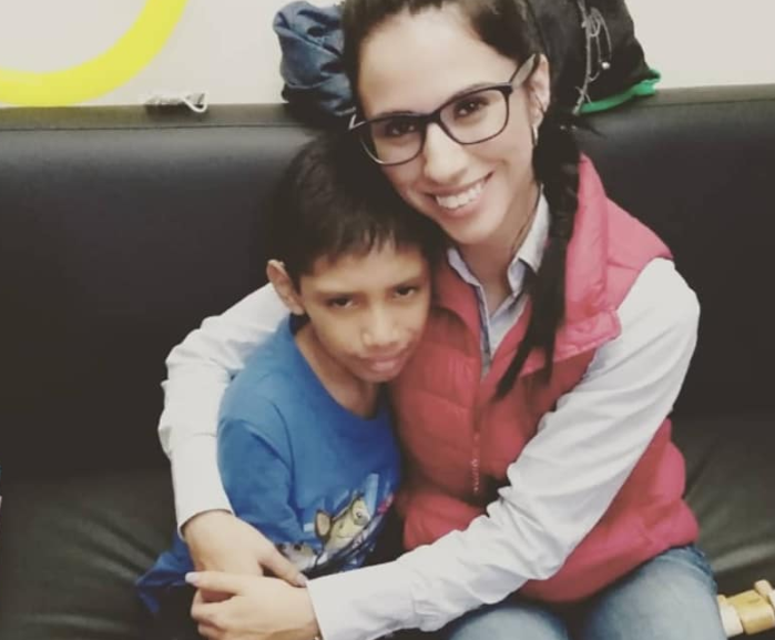 Javier permanece junto a Victoria Molina, voluntaria del Albergue Jaasiel. (Foto Prensa Libre: Cortesía).