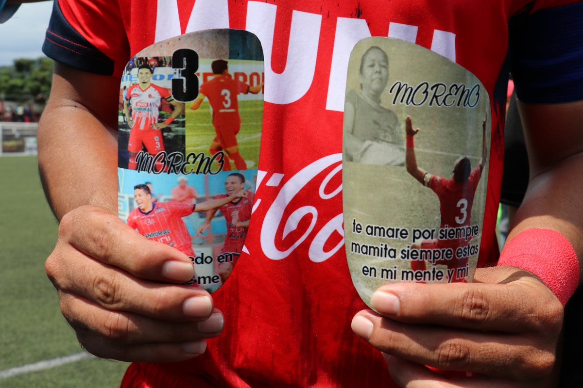 Manuel Moreno muestra sus espinilleras con la dedicatoria a su señora madre, fallecida hace seis meses. (Foto Prensa Libre: Raúl Juárez)