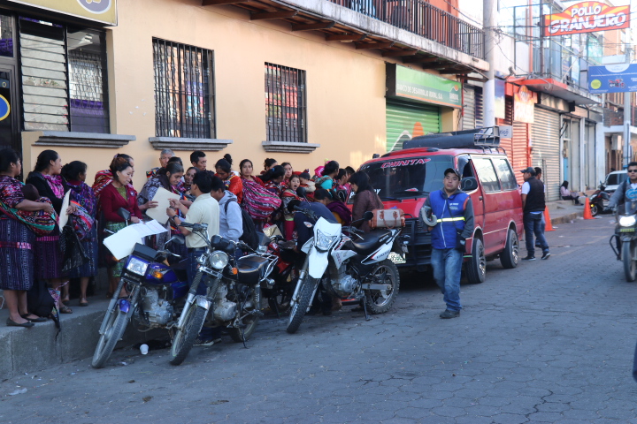 Decenas de usuarios hacen fila para abordar un microbus en en Santa Cruz del Quiché. (Foto Prensa Libre: Héctor Cordero)