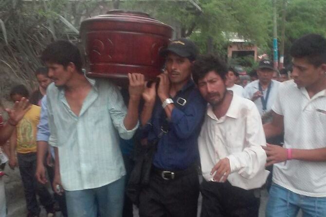 Féretro con los restos de Douglas Chávez es llevado por familiares y amigos en Barberena. (Foto Prensa Libre: Oswaldo Cardona)