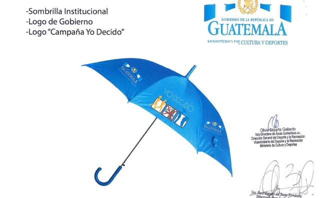 El viceministerio de Deportes busca adquirir dos mil paraguas con el logotipo del Gobierno y del programa "Yo decido". (Foto Prensa Libre)
