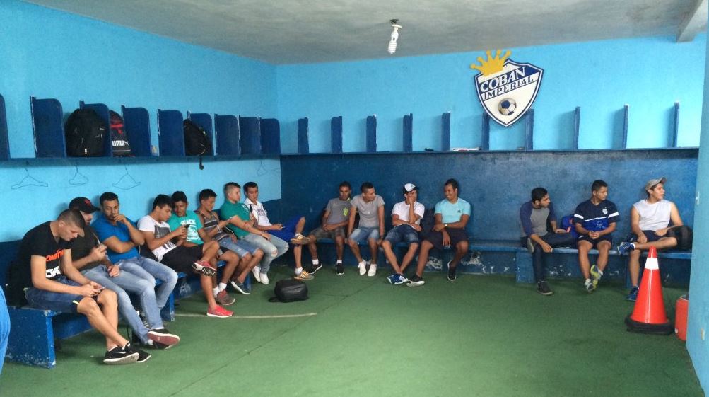 Los jugadores de Cobán Imperial conversan dentro del camerino antes de comenzar el trabajo en el estadio José Ángel Rossi. (Foto Prensa Libre: Eduardo Sam)