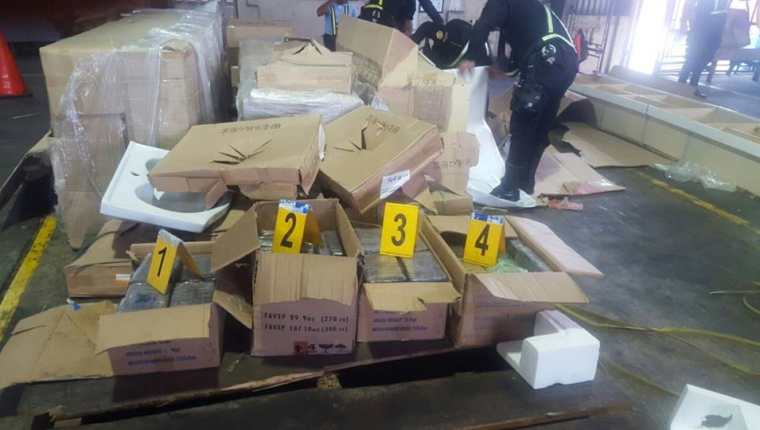 Droga incautada era trasladada en varias cajas, las cuales fueron halladas en un contenedor en Santo Tomás de Castilla, Puerto Barrios, Izabal. (Foto Prensa Libre: PNC)