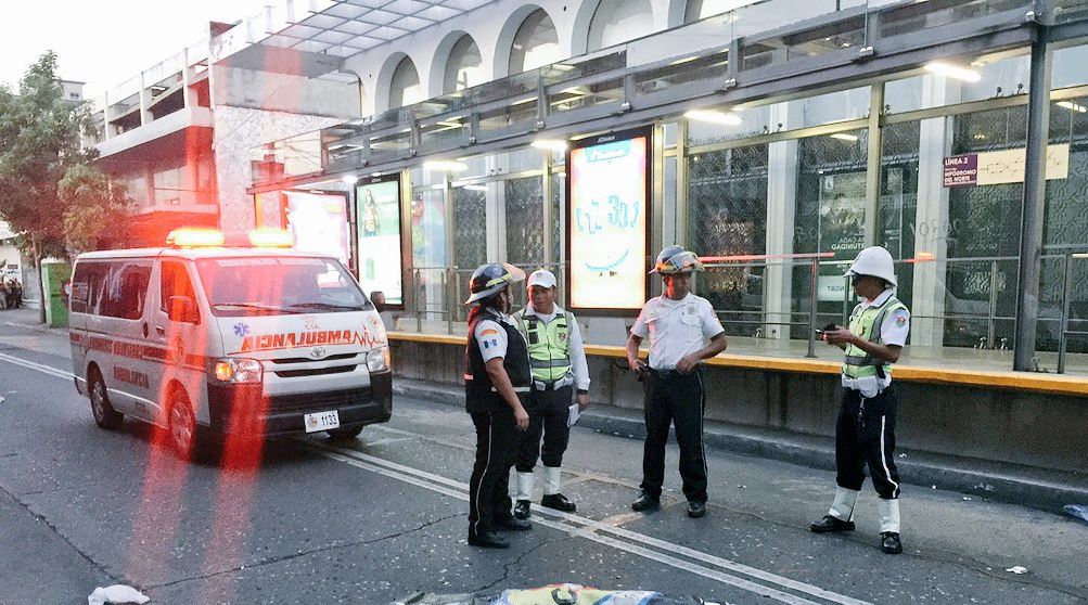 Una persona murió y otras dos resultaron heridas en ataque armado en la 5a avenida y 10 calle zona 1. (Foto Prensa Libre: Bomberos Voluntarios)