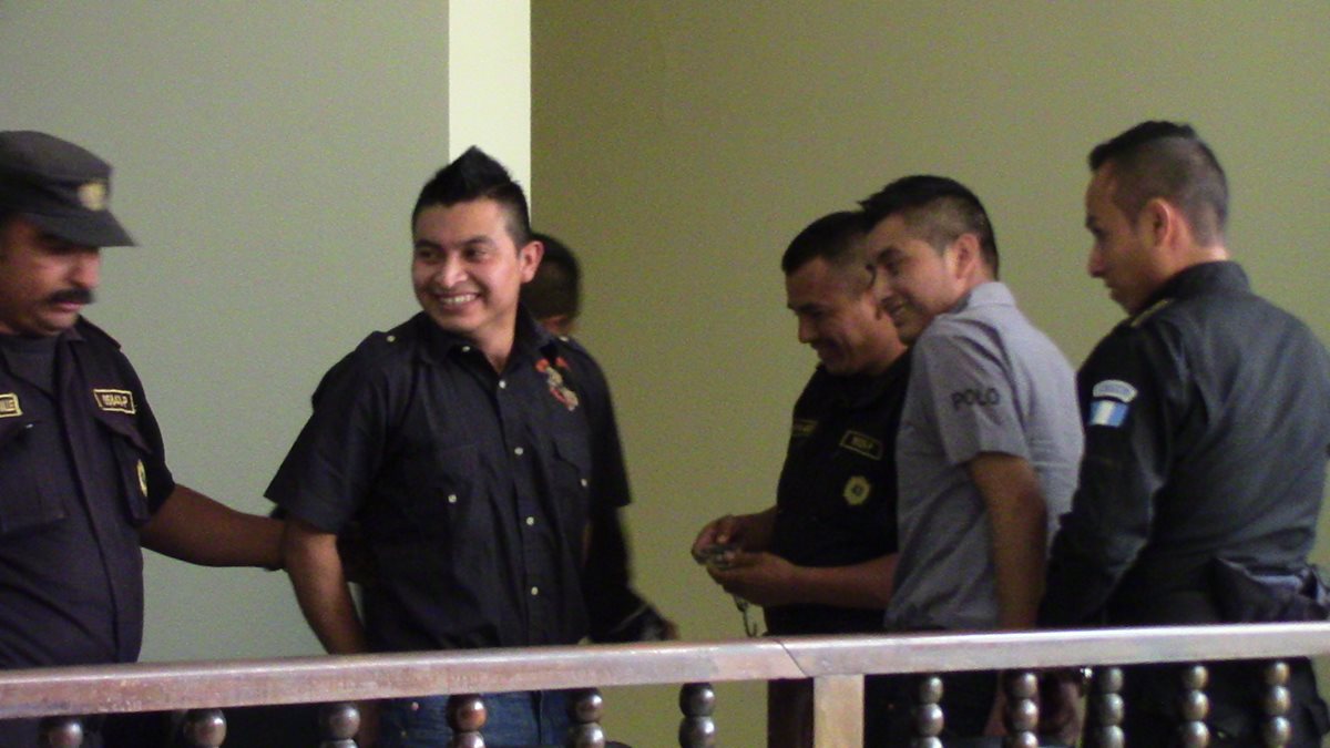Baldomero Luis Gómez y Hermelindo Mata son custodiados por agentes de la Policía Nacional Civil. (foto Prensa Libre: Mike Castillo)