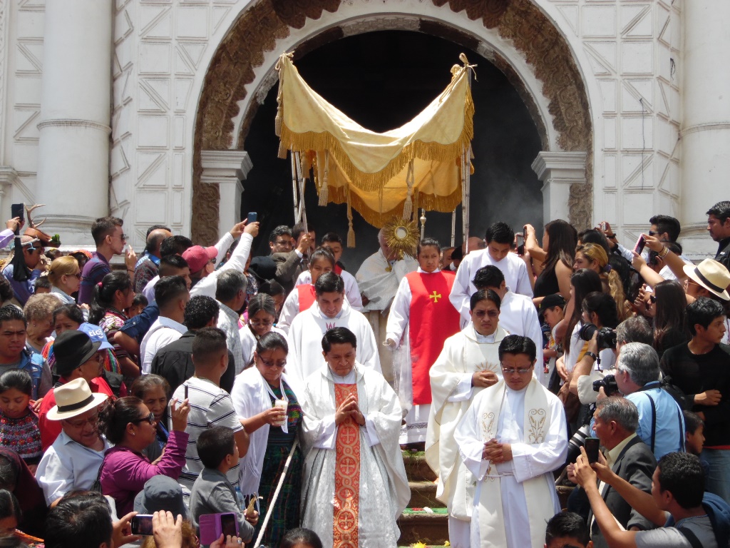 Procesión del Corpus Christi sale de iglesia de Patzún. (Foto Prensa Libre: José Rosales).