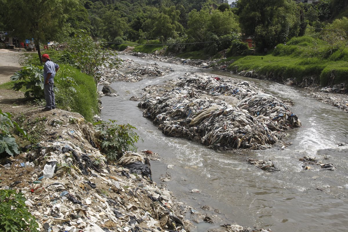 El río Las Vacas, en la capital, está libre de metales pesados, pero contiene materia fecal y contaminación bacteriológica. (Foto Prensa Libre: Paulo Raquec)