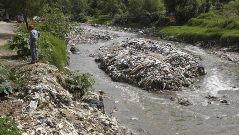 El río Las Vacas, en la capital, está libre de metales pesados, pero contiene materia fecal y contaminación bacteriológica. (Foto Prensa Libre: Paulo Raquec)