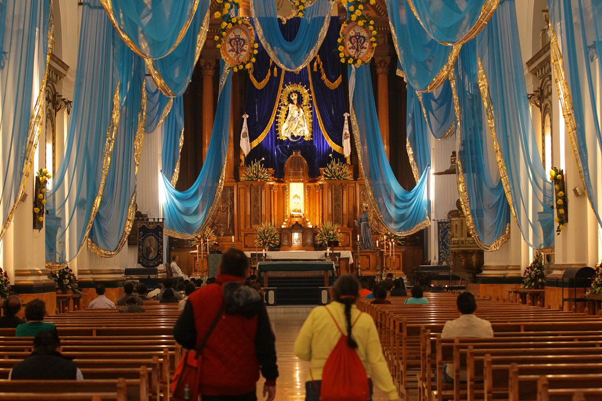 Fieles se dan cita en el Templo de San Francisco en la capital, para venerar a la imagen de la Virgen de Concepción. (Foto Prensa Libre: Álvaro Interiano).