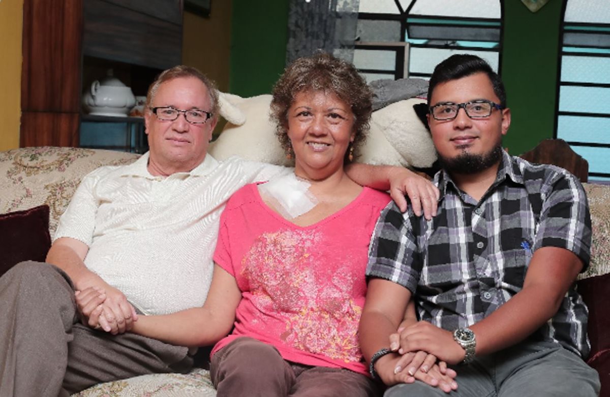 La familia Ovalle Valdez en la sala de su casa en la zona 7 de la capital. (Foto Prensa Libre: Juan Diego González).