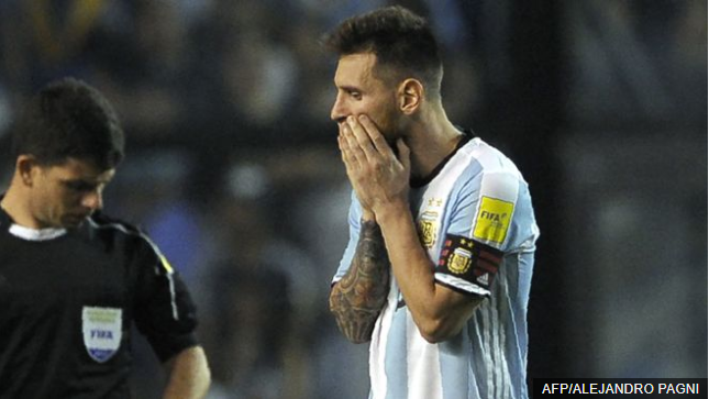 El empate contra Perú en Buenos Aires obliga a Argentina a ganarle a Ecuador en Quito el martes. (Foto Prensa Libre: AFP)