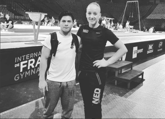 Jorge Vega por medio de sus redes sociales afirma que se siente motivado, al conocer gimnastas de gran nivel mundial. (Foto Prensa Libre: cortesía Instagram Jorge Vega)