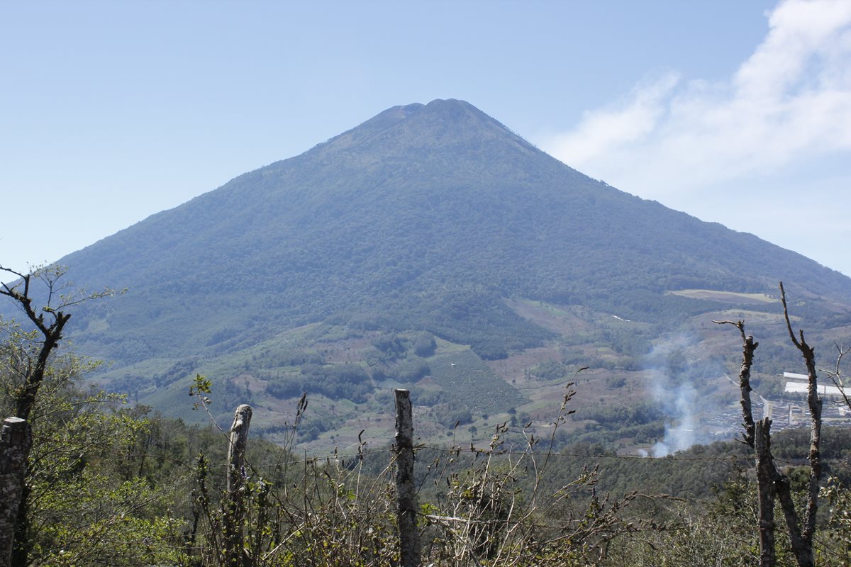 El volcán Acatenango tiene una altitud de tres mil 800 metros sobre el nivel del mar y se ubica entre Chimaltenango y Sacatepéquez. (Foto Prensa Libre: Hemeroteca PL)
