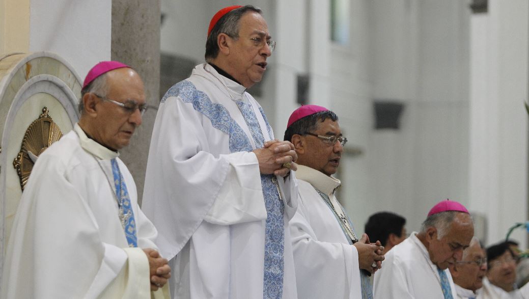 El Cardenal Óscar Andrés Rodríguez Maradiaga, arzobispo hondureño, al centro, concelebra misa en honor a la Virgen de La Asunción y aniversario de sacerdotes. (Foto Prensa Libre: Paulo Raquec).