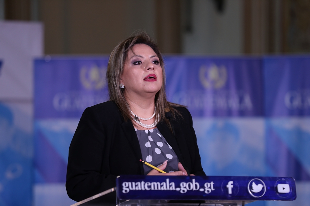 Sandra Jovel, Ministra de Relaciones Exteriores, en declaraciones a la prensa al salir de gabinete presidencial. (Foto Prensa Libre: Esbin García).
