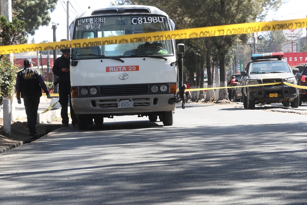 Delincuentes hieren de bala a ayudante de bus que evitó asalto a pasajeros en la zona 3