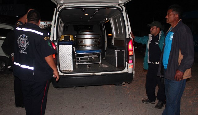 Los cuerpos fueron llevados por los socorristas al Inacif. (Foto Prensa Libre: Rigoberto Escobar)