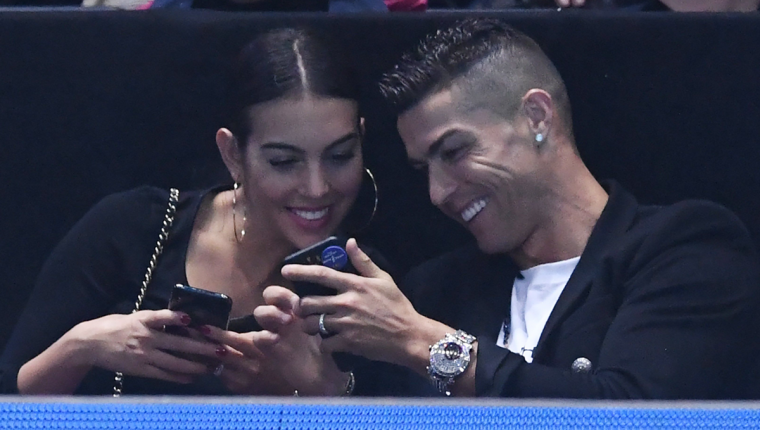 Cristiano Ronaldo y Georgina Rodríguez lucen felices y la boda sería el cierre perfecto para su historia de amor. (Foto Prensa Libre: EFE)