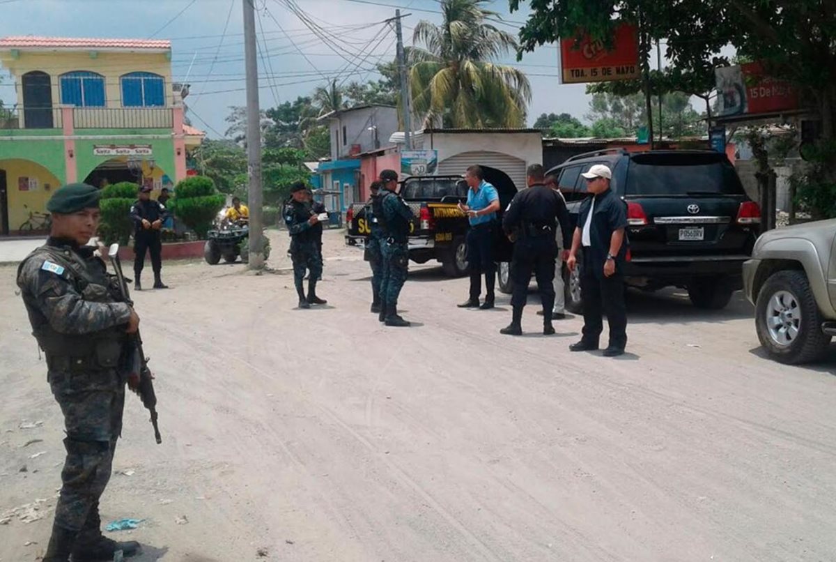 Érick Súñiga, alcalde de Tecún Umán, fue rodeado por agentes antinarcóticos por una denuncia que recibieron los policías. (Foto Prensa Libre: Whitmer Barrera)