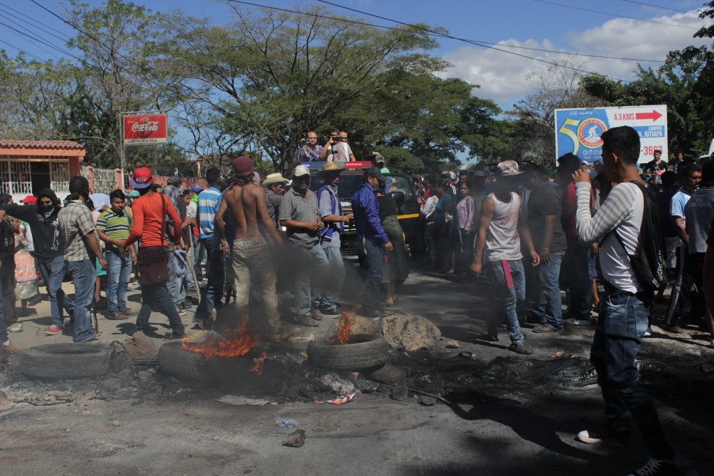 La protesta que pobladores efectuaron el jueves último en Jutiapa, causó daños a la economía local. (Foto Prensa Libre: Óscar González).
