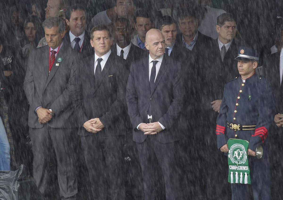 El presidente de la Fifa, Gianni Infantino, el presidente de la Conmebol, Alejandro Domínguez participaron en las honras fúnebres a los jugadores del Chapecoense. (Foto Prensa Libre: EFE)