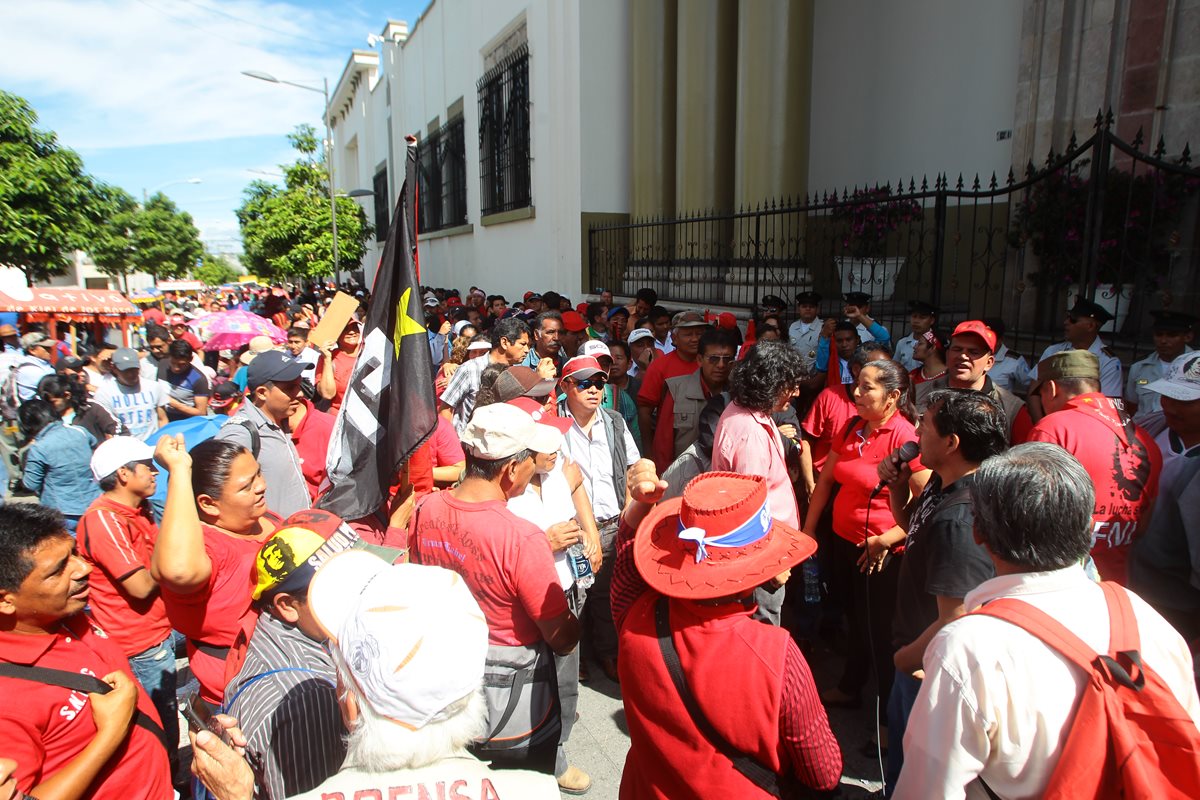 Salubristas han hecho movilizaciones para demandar al Ejecutivo mejores condiciones laborales. (Foto Prensa Libre: Hemeroteca PL)