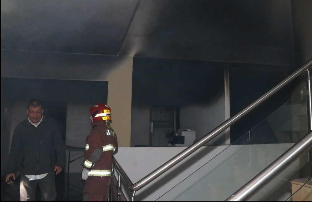 El Ministerio Público empezó con las pesquisas técnico-científicas para determinar sobre el origen que causó un incendio en oficinas de la SAT. (Foto Prensa Libre: Bomberos Municipales)