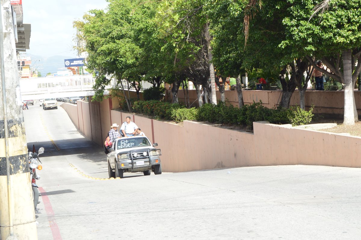 Vecinos de la cabecera de Zacapa utilizan picops y otros vehículos para movilizarse, debido a paro de transportistas. (Foto Prensa Libre: Víctor Gómez)