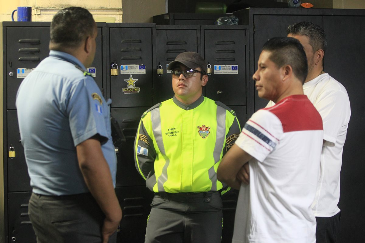 Giovanni Muñoz junto a compañeros de labores aguarda ser escuchado en el Juzgado de Turno. (Foto Prensa Libre: HemerotecaPL)