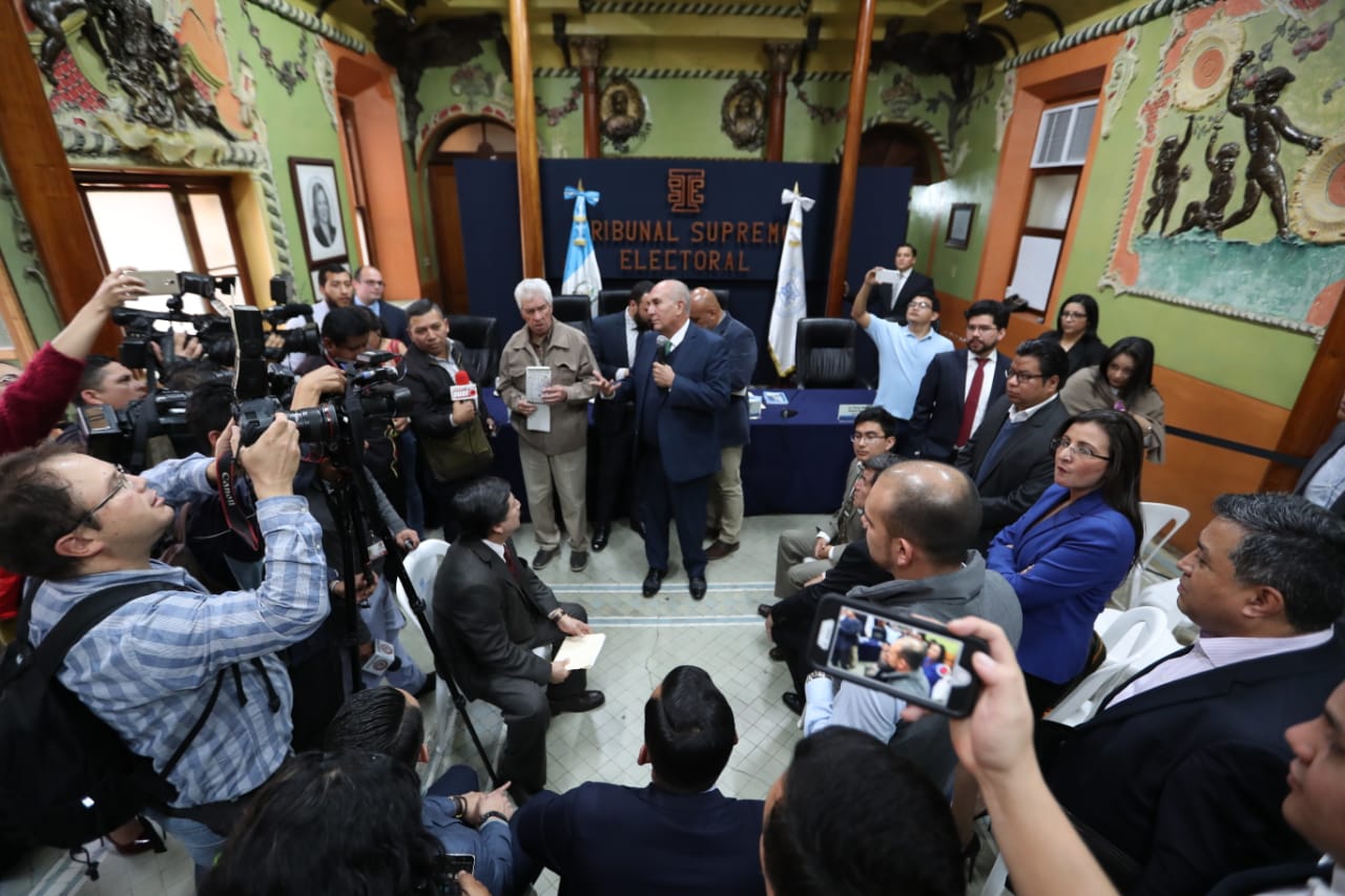 Los fiscales de los partidos políticos discuten una propuesta sobre la distribución e tiempos y espacios en la propaganda electoral. (Foto Prensa Libre: Carlos Hernández Ovalle)