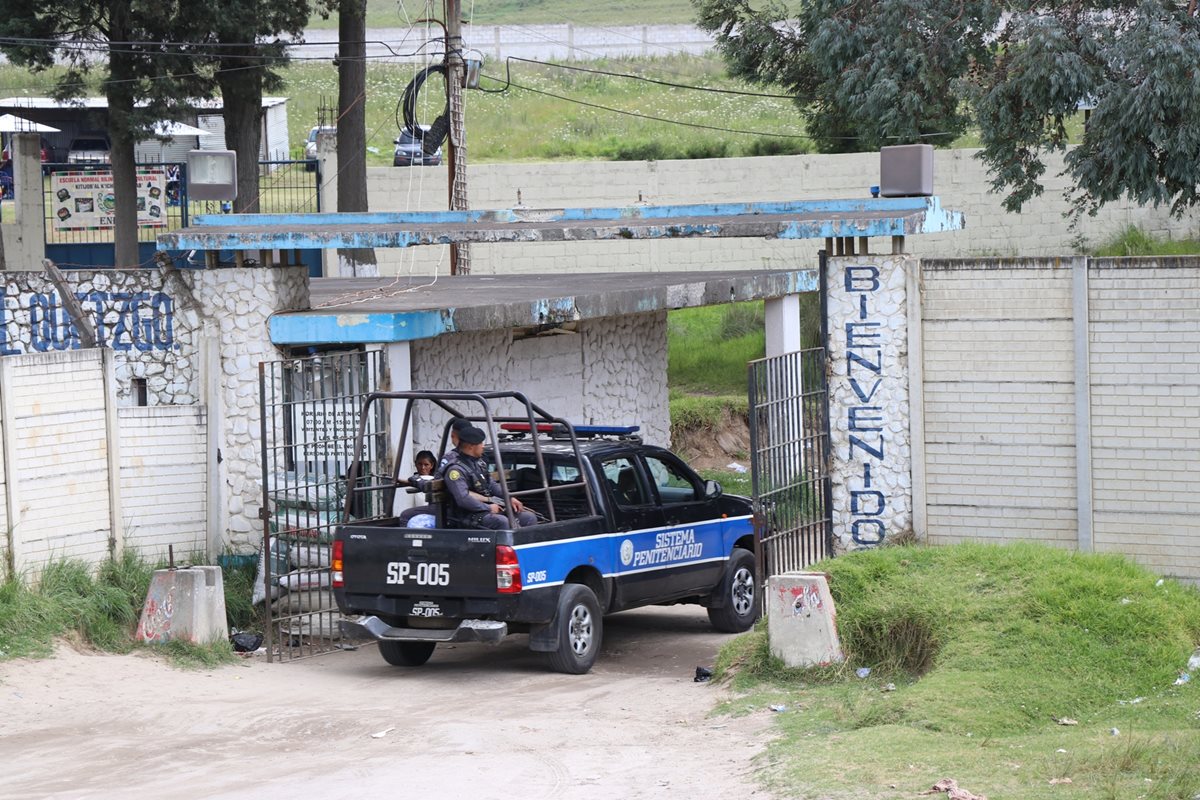 Después de un motín ocurrido el 19 de agosto, las autoridades del SP y otras fuerzas de seguridad requisaron la Granja Penal Cantel. (Foto Prensa Libre: María José Longo)