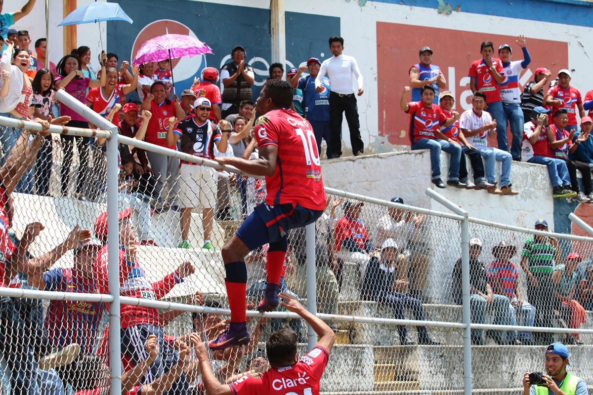 El Mario Camposeco vivió una fiesta con la victoria de Xelajú MC. (Foto Prensa Libre: Carlos Ventura)