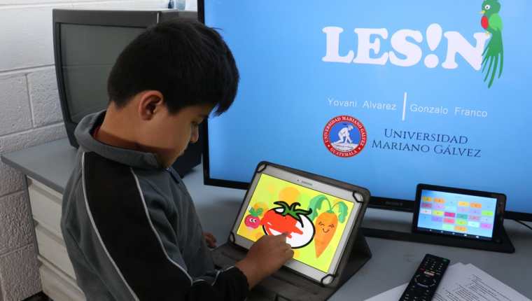 Los niños de educación especial de Fundabiem usaron por primera vez la App LES!N la cual tuvo una excelente aceptación. (Foto Prensa Libre: Raúl Juárez)