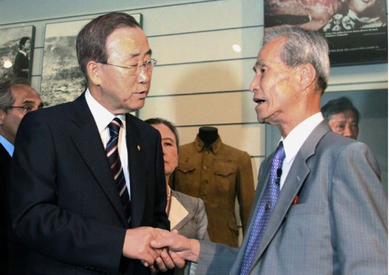 Sumiteru Taniguchi, derecha, con el entonces secretario general de las Naciones Unidas, Ban Ki-Moon, en 2010. (Foto PrensaLibre: AFP)