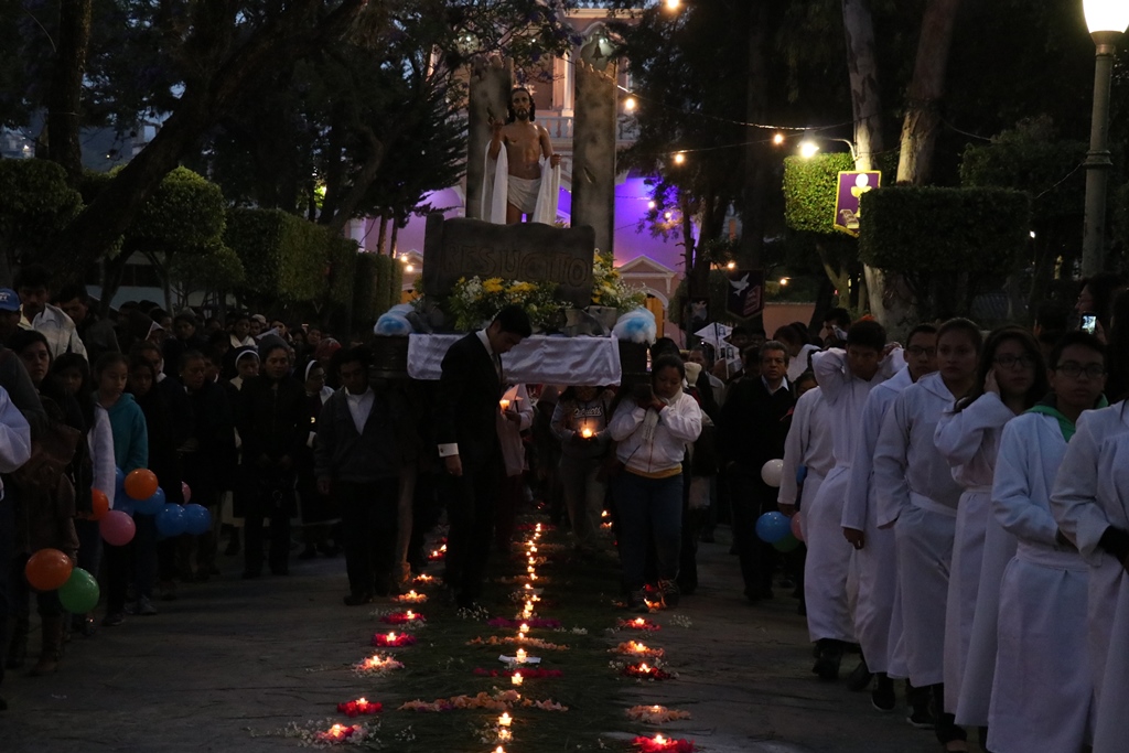 Desde las 5 horas, la procesión de Cristo Resucitado recorrió las principales calles de Huehuetenango. (Foto Prensa Libre: Mike Castillo)