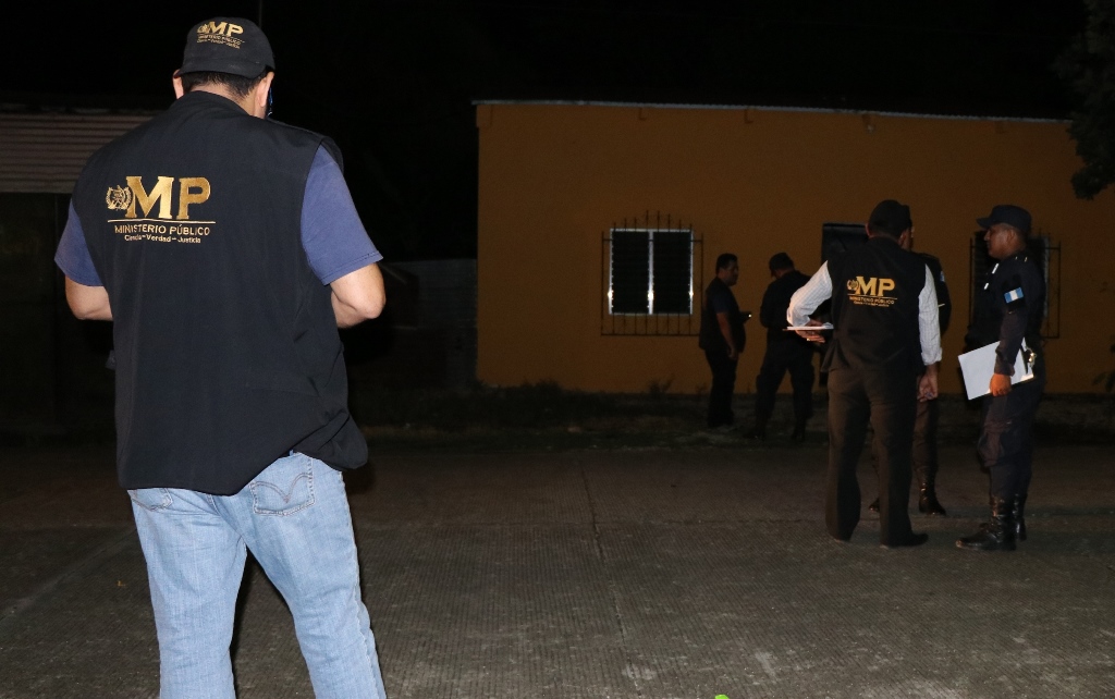 La noche de lunes, en el interior de una vivienda que funcionaba como venta de drogas, fue ultimado un joven que se empleaba como despachador. Foto Prensa Libre: Rigoberto Escobar.