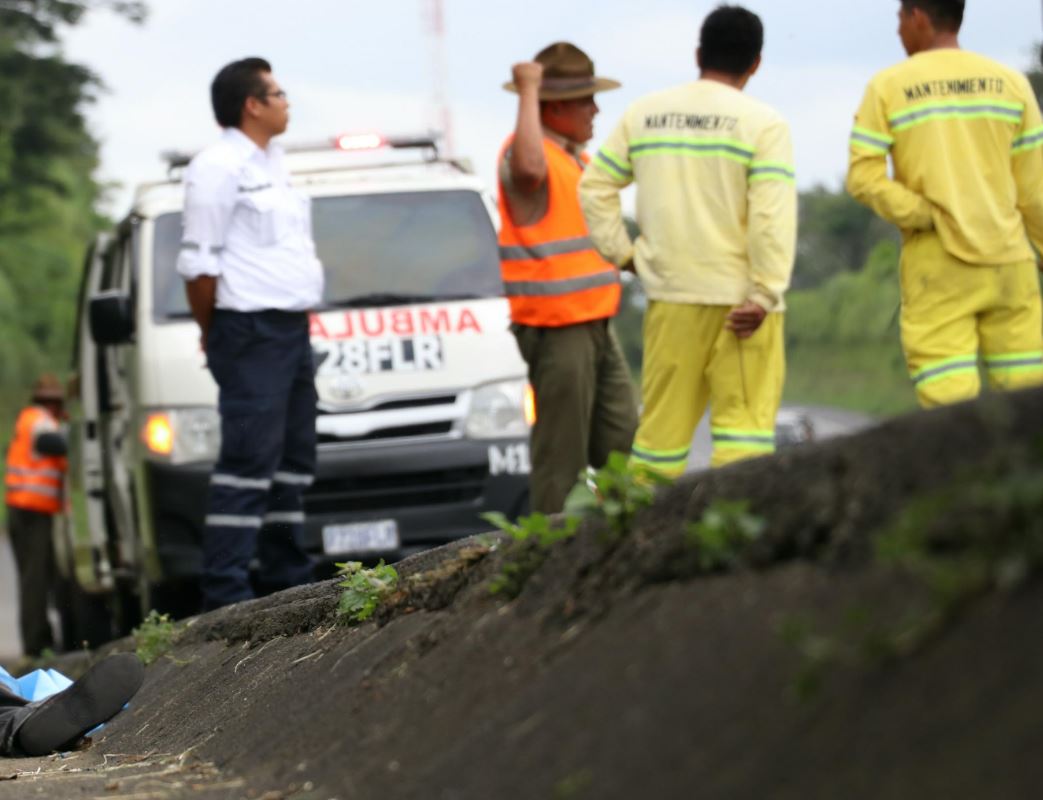 Socorristas en el lugar donde ocurrió el hecho armando, km 44 de la autopista Palín-Escuintal. (Foto Prensa Libre: Enrique Paredes)