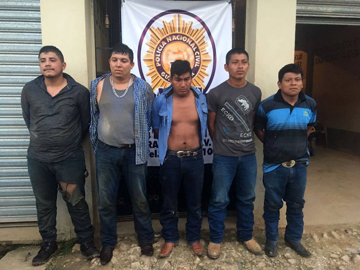 Los cinco capturados en Raxruhá, Alta Verapaz, son presuntos integrantes de la banda de secuestradores Chihuahua. (Foto Prensa Libre: PNC)
