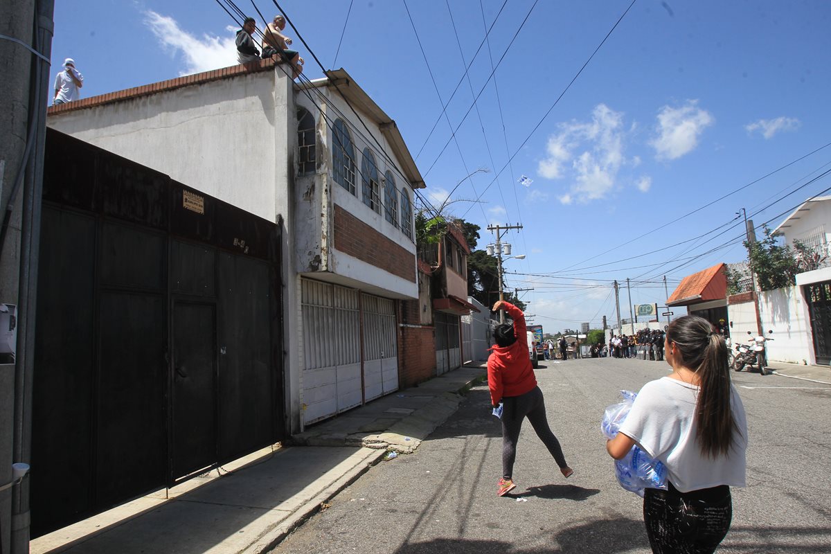 Vecinos preocupados por la seguridad en sus residencias porque durante el motín se desplazaron sobre varias vivienda. (Foto Prensa Libre: Érick Ávila)