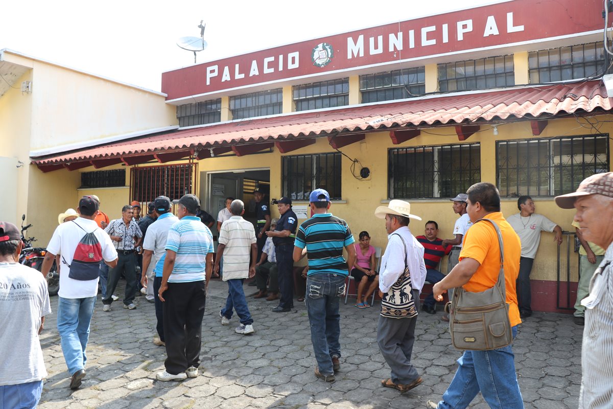 Trabajadores municipales despedidos, en Río Bravo, Suchitepéquez, recuperaran sus puestos. (Foto Prensa Libre: Cristian Icó)