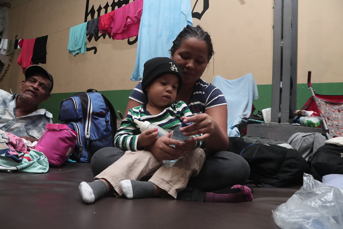 Una mujer hondureña y su hijo reciben atención en el albergue Casa del Migrante de la zona 1. (Foto Prensa Libre: Hemeroteca PL)